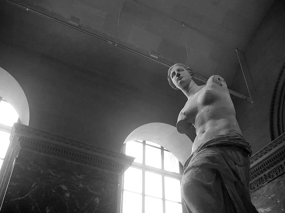 《米洛斯的阿芙洛狄忒》（维纳斯），希腊化时期，约公元前130年，现藏于卢浮宫